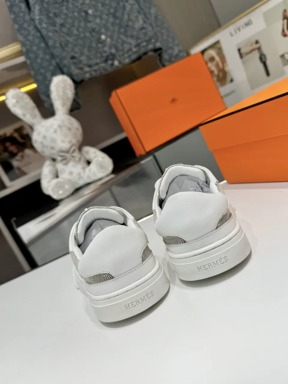 Men's Men's Shoes💰620❤️❤️❤️HERMES 2021 latest Kelly buckle white sneakers are online! The highest version on the market! Purchasing level quality! The H family rarely produces flat casual shoes, and they are styled with classic palladium-plated Kelly shoe buckles! Create a fashionable urban look that perfectly embodies the noble and elegant style of Hermès! Material selection: Fabric imported cowhide, lining + foot pads imported sheepskin, original molded TPU outsole, heavy gold molded kelly buckle full of texture Size: Female: 35-41 (41 is not returnable) Male: 39-45 (45 is not returnable)